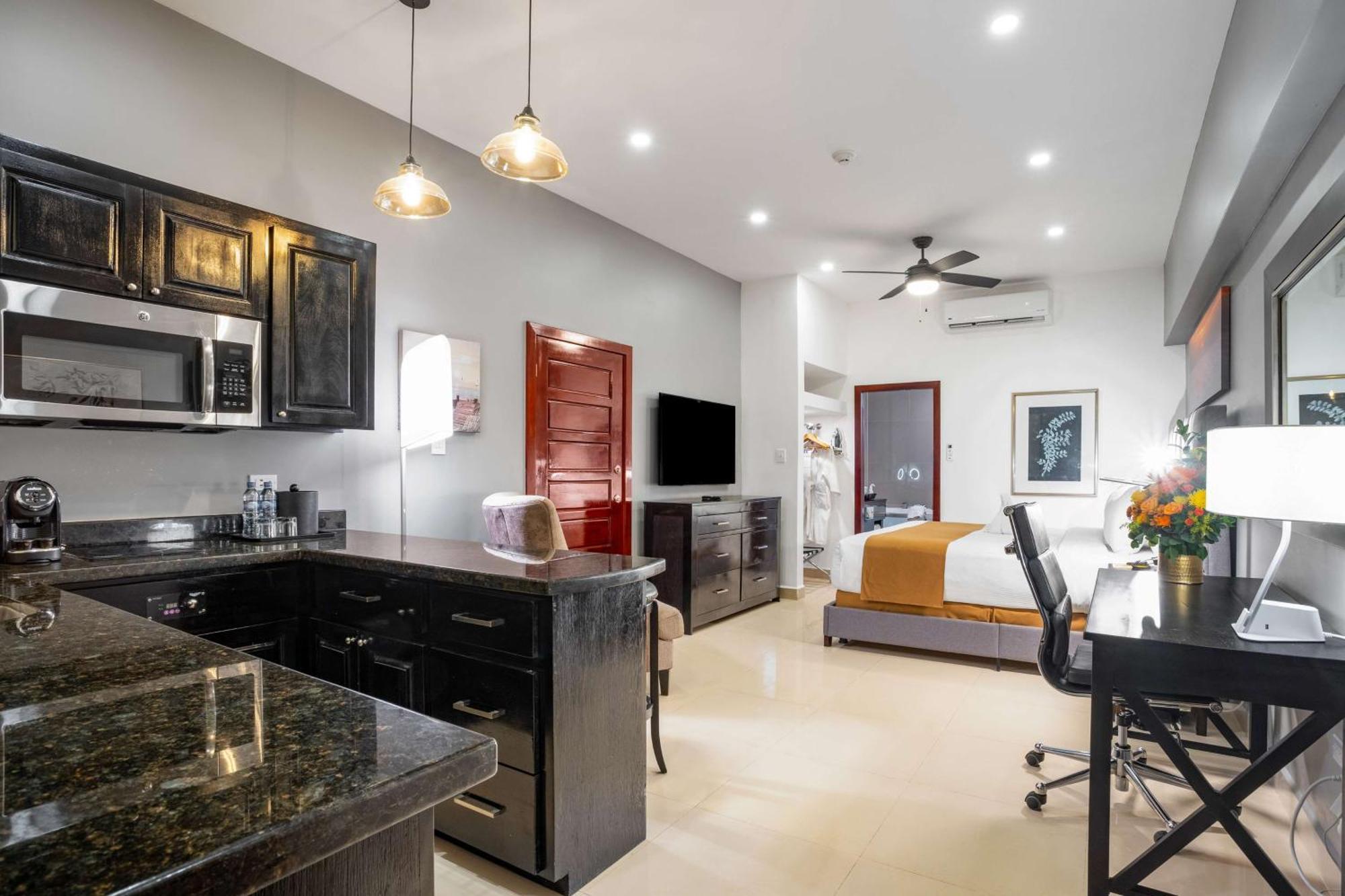 Best Western Plus Belize Biltmore Plaza Belize City Exterior photo